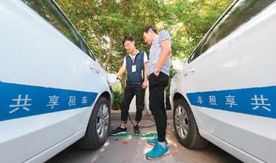 共享汽车为旅客提供了更加便捷、高效的出行体验。新华社记者 李 鑫摄